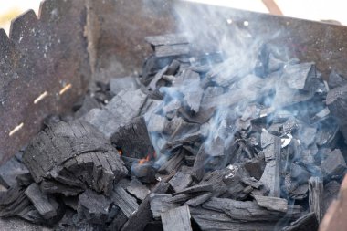Mangal kömürü ateşlemesi. Hafif duman ve seçici odak.