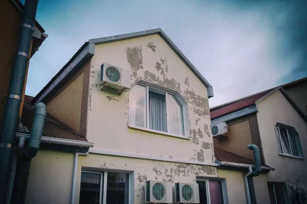 Binanın kliması var ve pencereleri var. Bozuk eski boyalar duvarlarda.