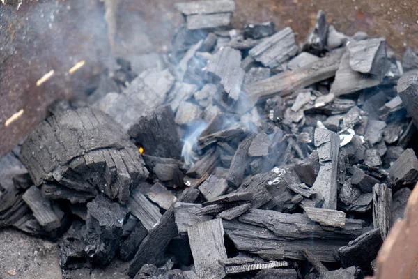Zážeh dřevěného uhlí na koši. Světlý kouř a selektivní zaměření. Royalty Free Stock Fotografie