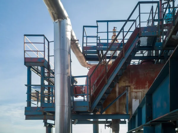 油田设备 石油和天然气分离器和管道 — 图库照片
