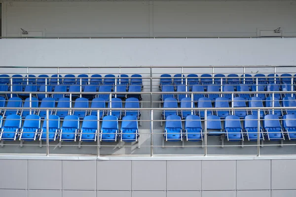 体育场里的蓝色椅子 供观众使用的空讲台 — 图库照片