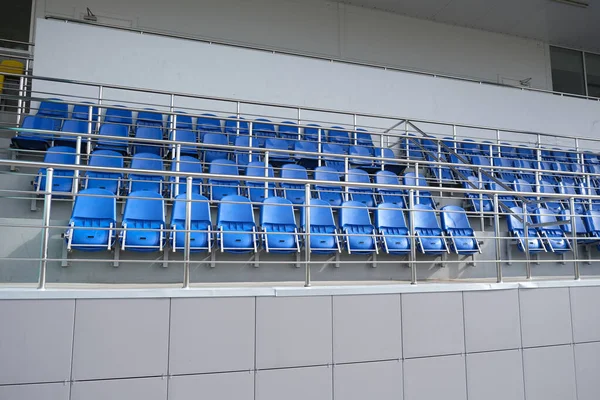 Μπλε Καρέκλες Στο Στάδιο Άδειος Τριβούνος Για Θεατές — Φωτογραφία Αρχείου
