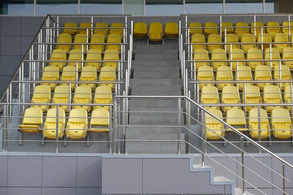 Assentos Amarelos Estádio Tribuna Vazia Para Espectadores — Fotografia de Stock