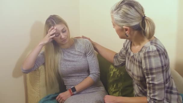 Bir kadın psikolog oturumda — Stok video