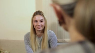 bir kadın psikolog oturumda