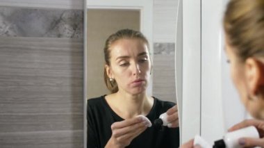 kız yüzünde sivilce ile bir banyo ayna tarafından