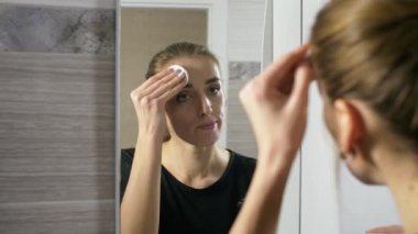 kız yüzünde sivilce ile bir banyo ayna tarafından