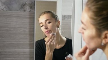 kız yüzünde sivilce ile bir banyo ayna tarafından