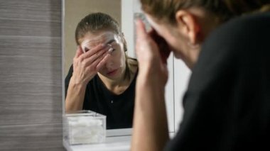 kız yüzünde sivilce ile bir banyo ayna tarafından