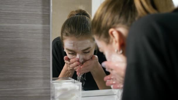 Chica Baño Cerca Del Espejo Lavándose Cara Lava Máscara Cosmética — Vídeos de Stock