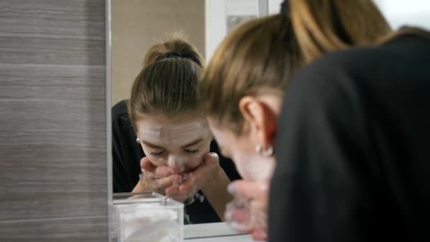 Chica con acné en la cara es un cuarto de baño junto al espejo — Vídeos de Stock