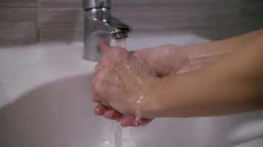 kız yüzünde sivilce ile bir banyo ayna tarafından