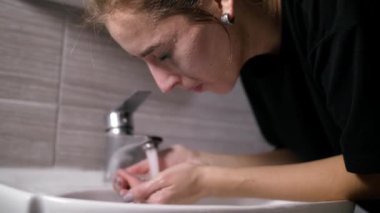 kız yüzünde sivilce ile bir banyo ayna tarafından