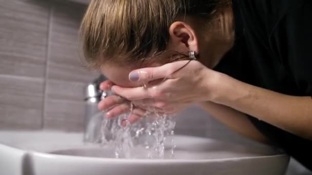 Dívka s akné na obličeji je koupelna zrcadlo — Stock video