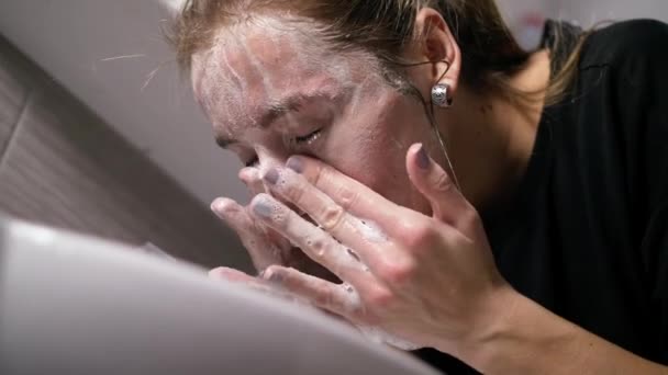 Chica con acné en la cara es un cuarto de baño junto al espejo — Vídeo de stock