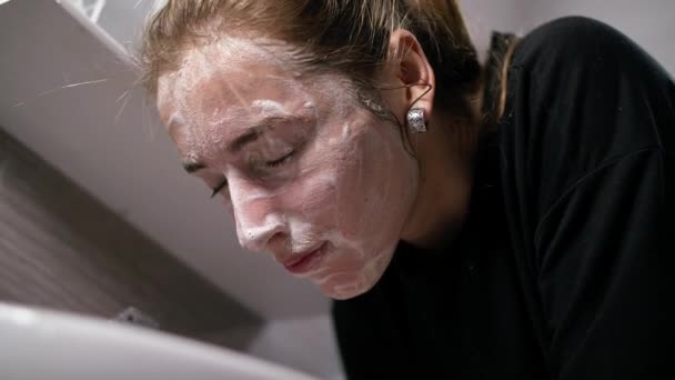 Chica con acné en la cara es un cuarto de baño junto al espejo — Vídeos de Stock