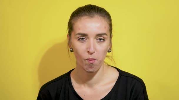 Flicka med akne i ansiktet finns det sötsaker, godis — Stockvideo