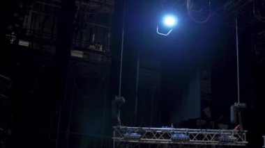 opera binası bir konserde sahne hazırlanıyor