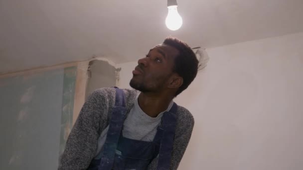 Чорний хлопець для роботи на будівництві — стокове відео