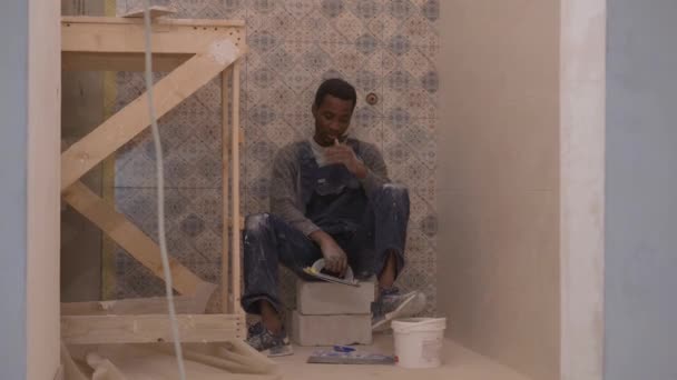 Negro chico para trabajo en un construcción — Vídeo de stock