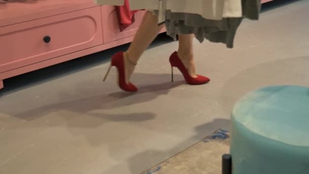 Mädchen im Showroom eines Bekleidungsgeschäfts — Stockvideo