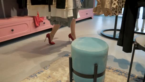 Fille dans le magasin de vêtements showroom — Video