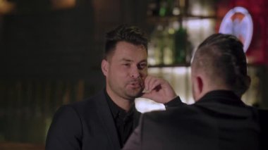 iki erkek takım elbise bir barda viski içmek