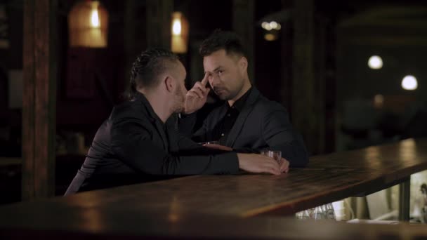 Dos hombres en trajes beben whisky en un bar — Vídeos de Stock