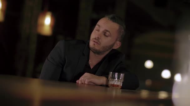 Deux hommes en costume boivent du whisky dans un bar — Video