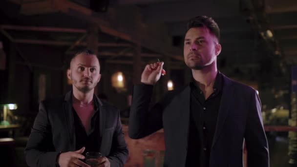 Två män i kostym dricker whisky i en bar — Stockvideo