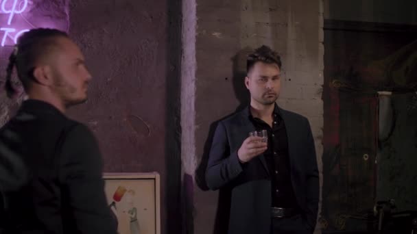 Dva muži v oblecích pijí whisky v baru — Stock video