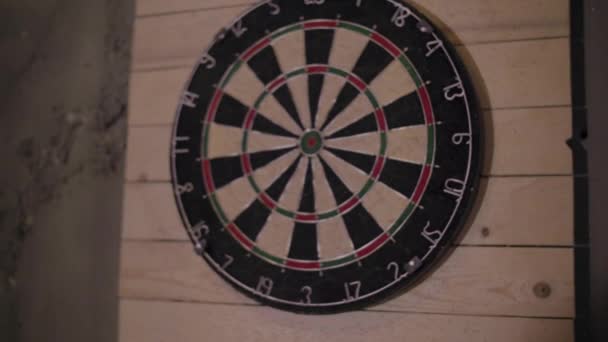 Flecha de dardos Falta el objetivo en un tablero de dardos durante el juego . — Vídeos de Stock