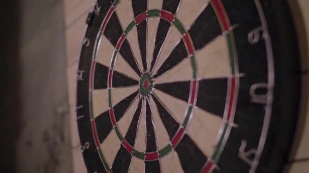 Dart pil saknade målet på en darttavla under spelet. — Stockvideo