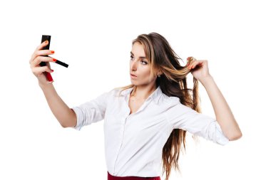 Beyaz gömlekli ve bordo etekli kız izole edilmiş beyaz bir arka planda.