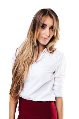 Beyaz gömlekli ve bordo etekli kız izole edilmiş beyaz bir arka planda.