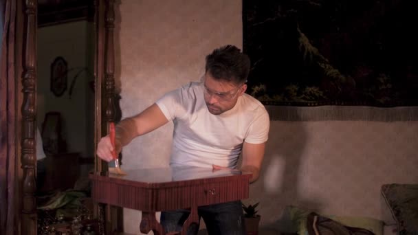 Le gars de la maison fait la restauration de ses antiquités — Video