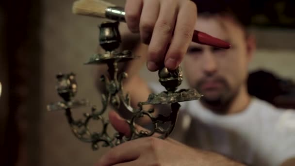 Будинок хлопець робить реставрацію своїх антикваріатів — стокове відео