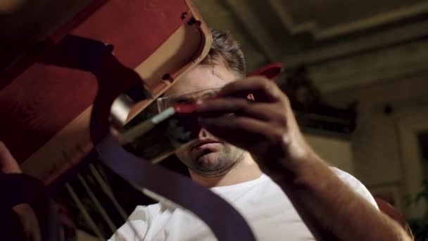 Домовой занимается реставрацией своего антиквариата — стоковое видео