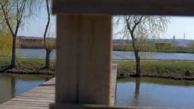 Kalanların altına sazlık evlerde balık tutmaya geldiler.