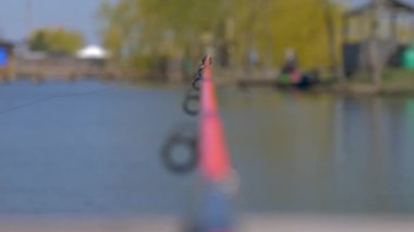 Kalanların altına sazlık evlerde balık tutmaya geldiler.