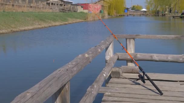 Unter den Rest kommen Fischerei in den Schilfhäusern — Stockvideo