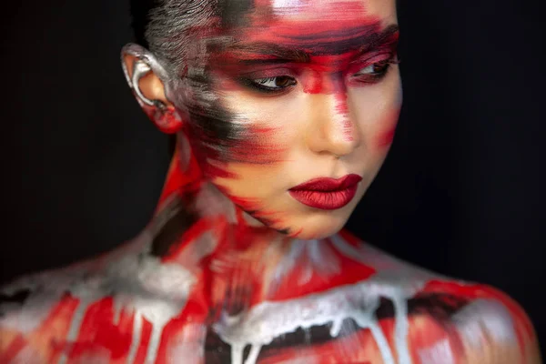 Портрет девушки европейской азиатской внешности с макияжем — стоковое фото