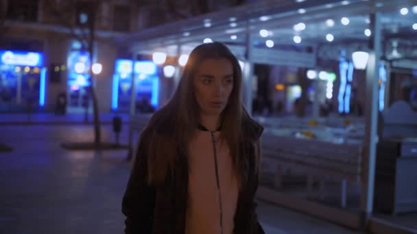 Meisje wandelingen 's nachts in de stad — Stockvideo