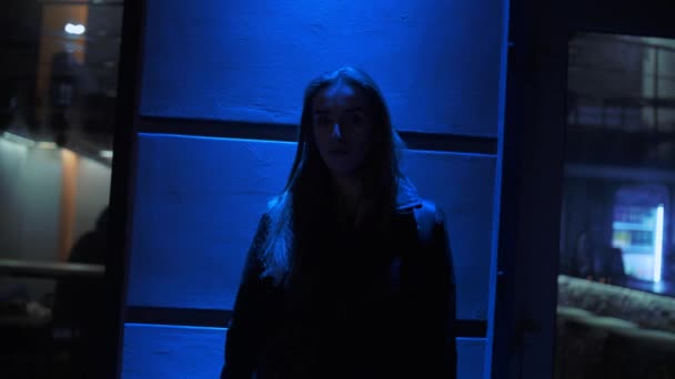 Κορίτσι περπατάει τη νύχτα στην πόλη — Αρχείο Βίντεο