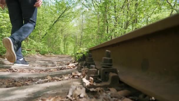 Κορίτσι περπατώντας κατά μήκος το πλέον παλιές σιδηροτροχιές που — Αρχείο Βίντεο