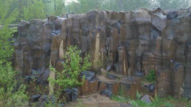 yağmurda bazalt sütunlar