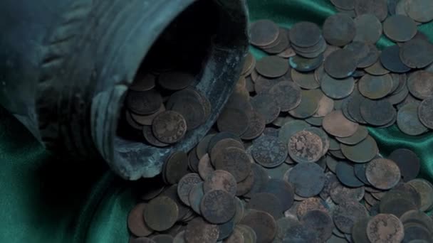 Alte rostige Münzen — Stockvideo