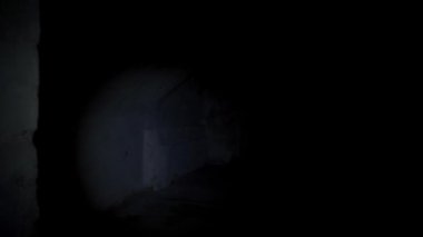 zemin altında bir el feneri parlaklık