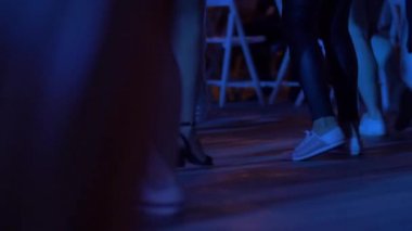 Yaz aylarında bir gece kulübünde parti