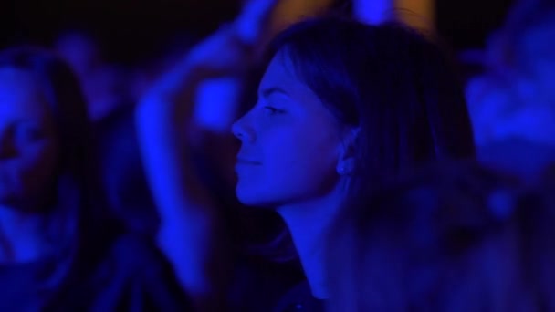Вечірка в нічному клубі в літній час — стокове відео
